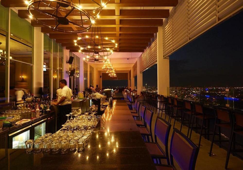 Hatten Hotel Melaka Eksteriør billede Sky Bar