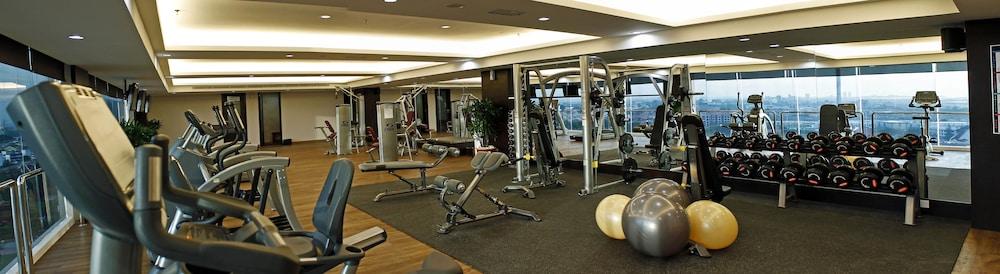 Hatten Hotel Melaka Eksteriør billede A gym in a hotel