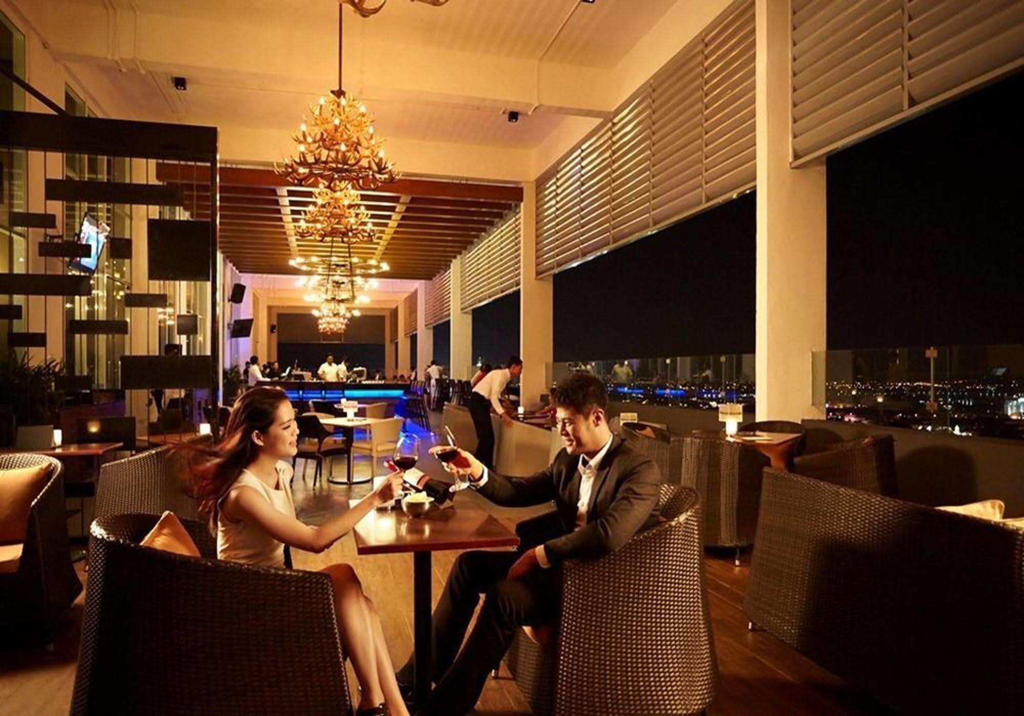 Hatten Hotel Melaka Eksteriør billede Sky Bar