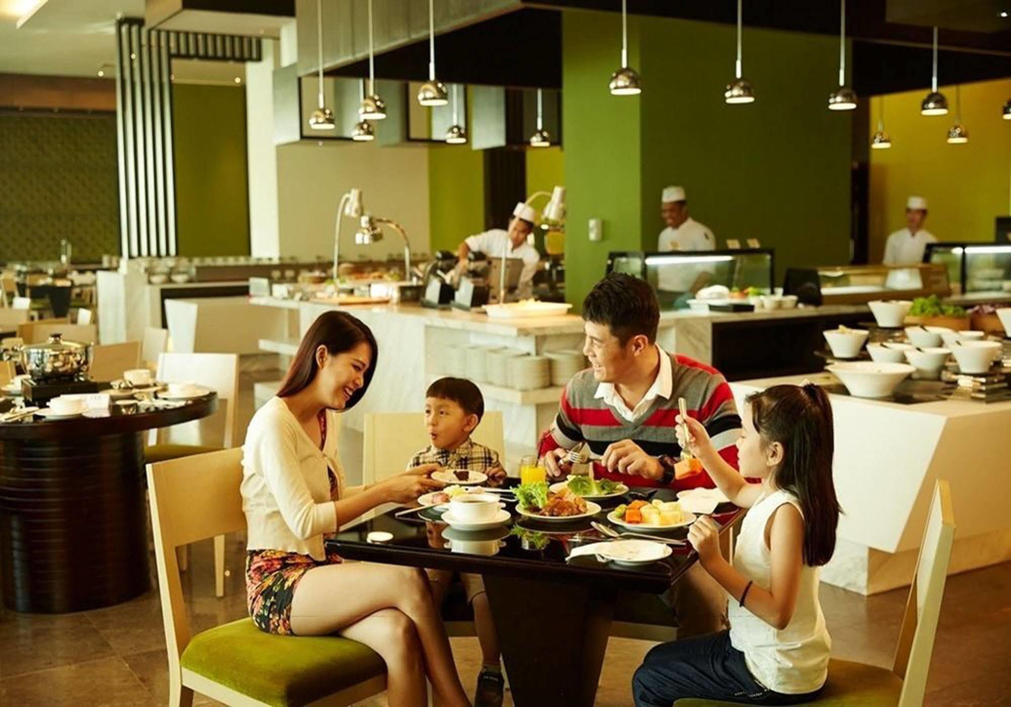 Hatten Hotel Melaka Eksteriør billede Family dining at a restaurant