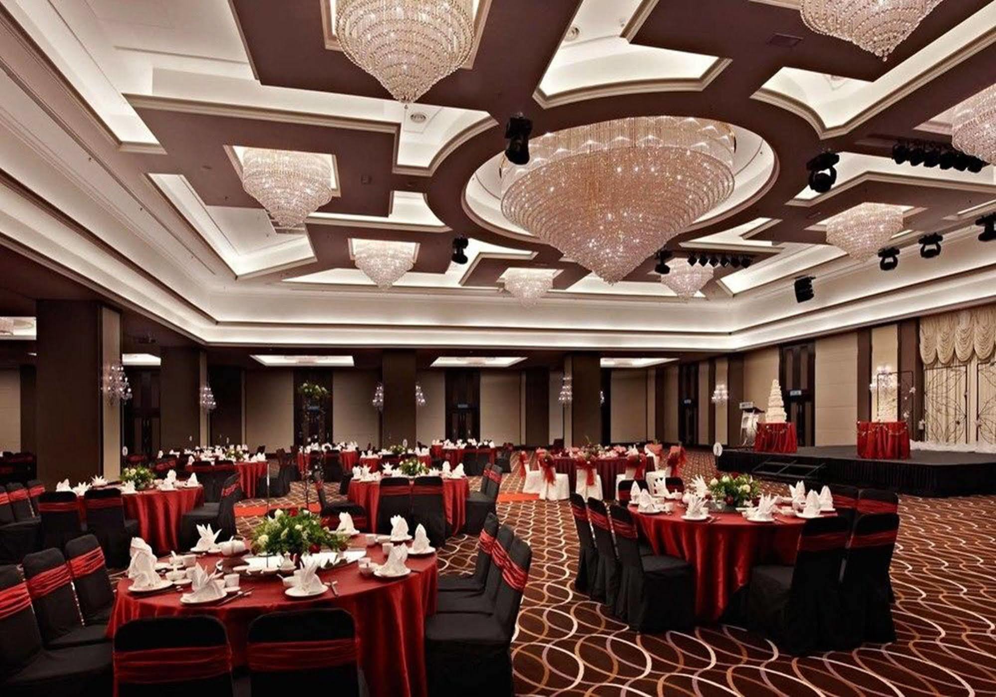 Hatten Hotel Melaka Eksteriør billede The ballroom of the hotel