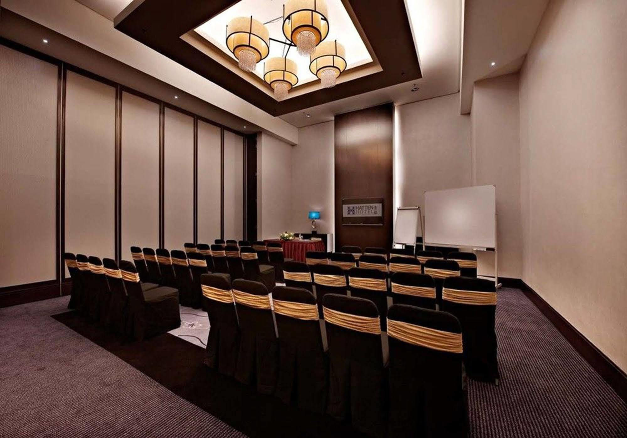Hatten Hotel Melaka Eksteriør billede A typical meeting room