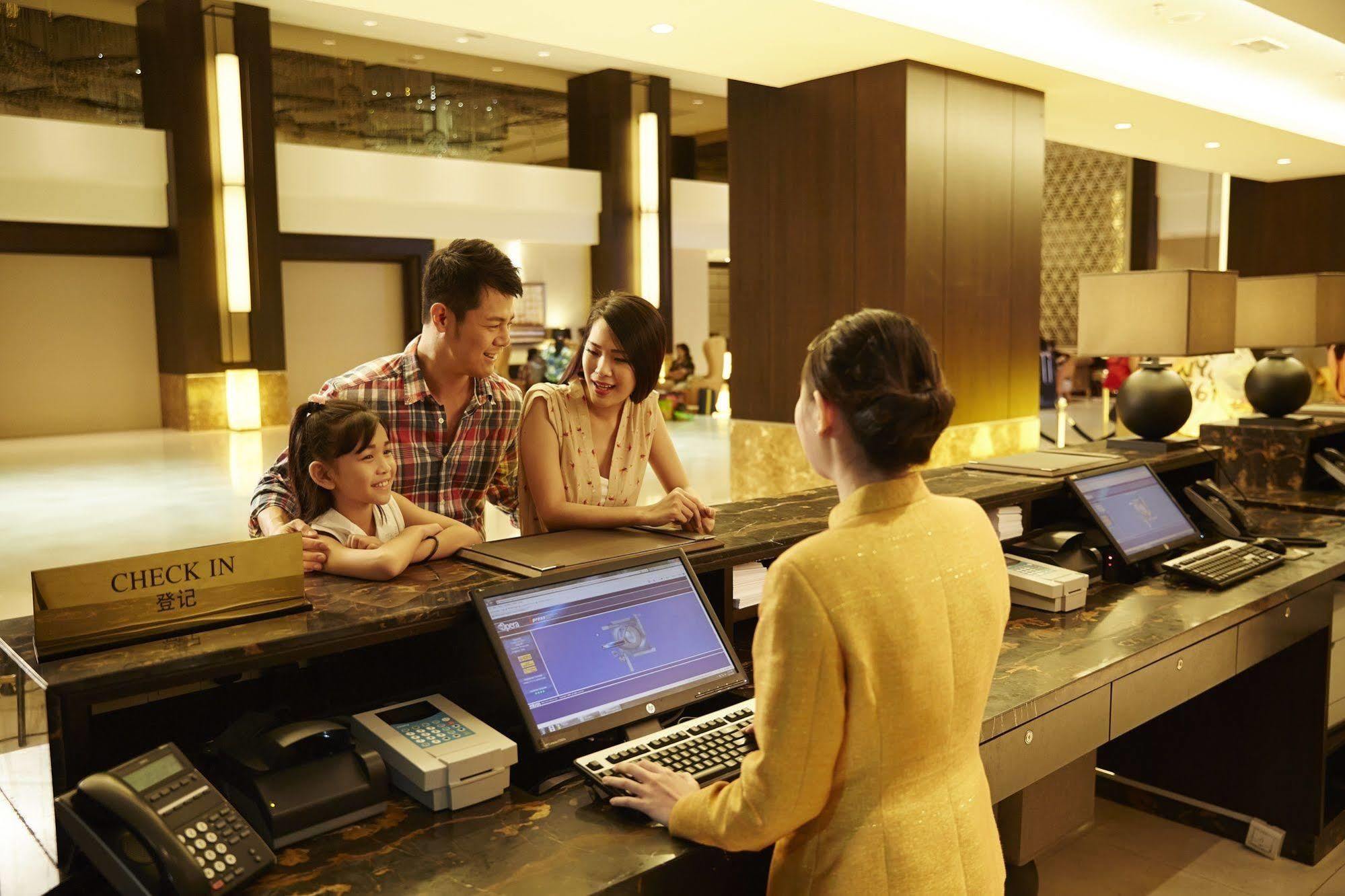 Hatten Hotel Melaka Eksteriør billede A hotel receptionist at work