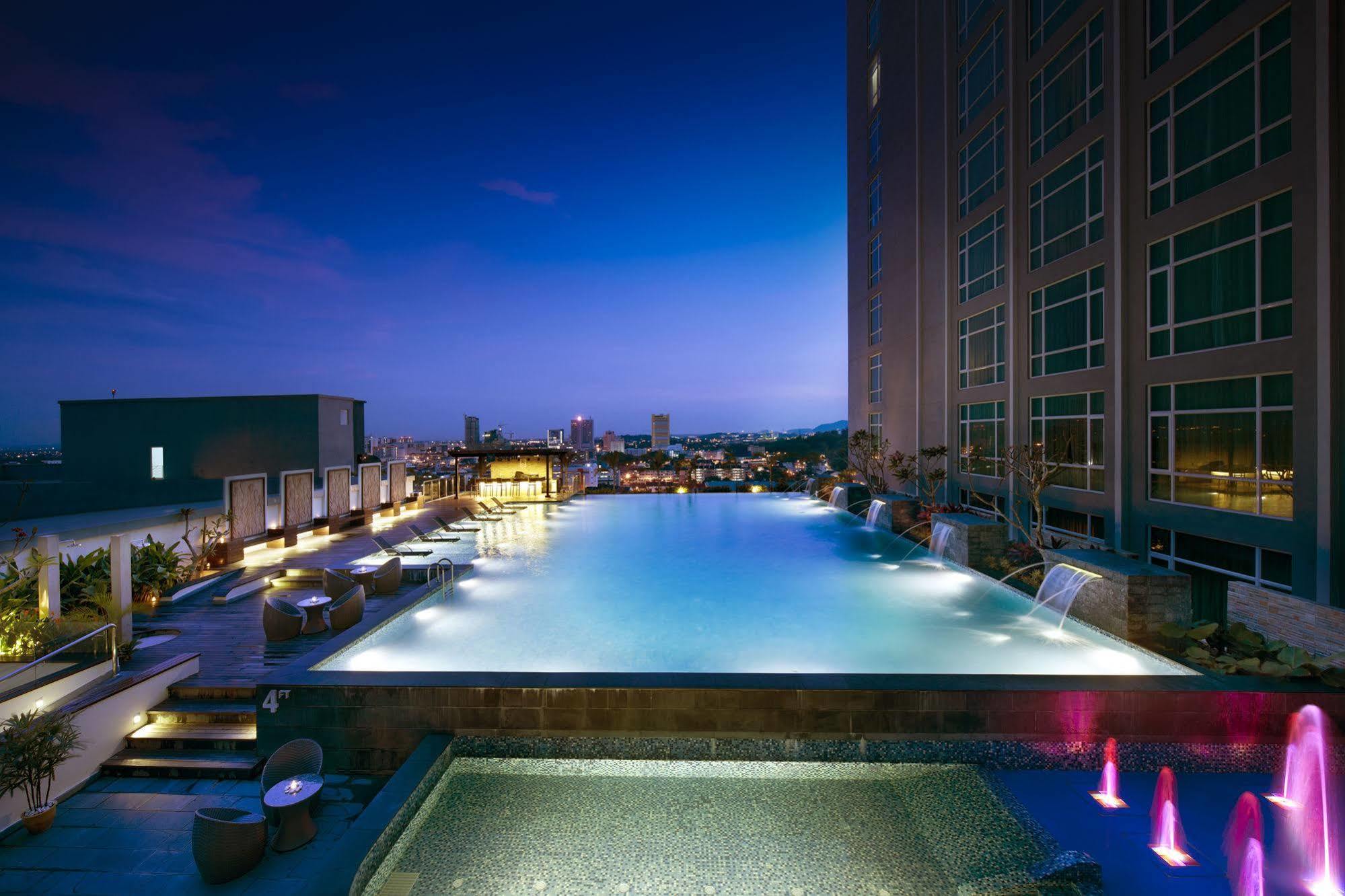 Hatten Hotel Melaka Eksteriør billede The pool at the 39th floor