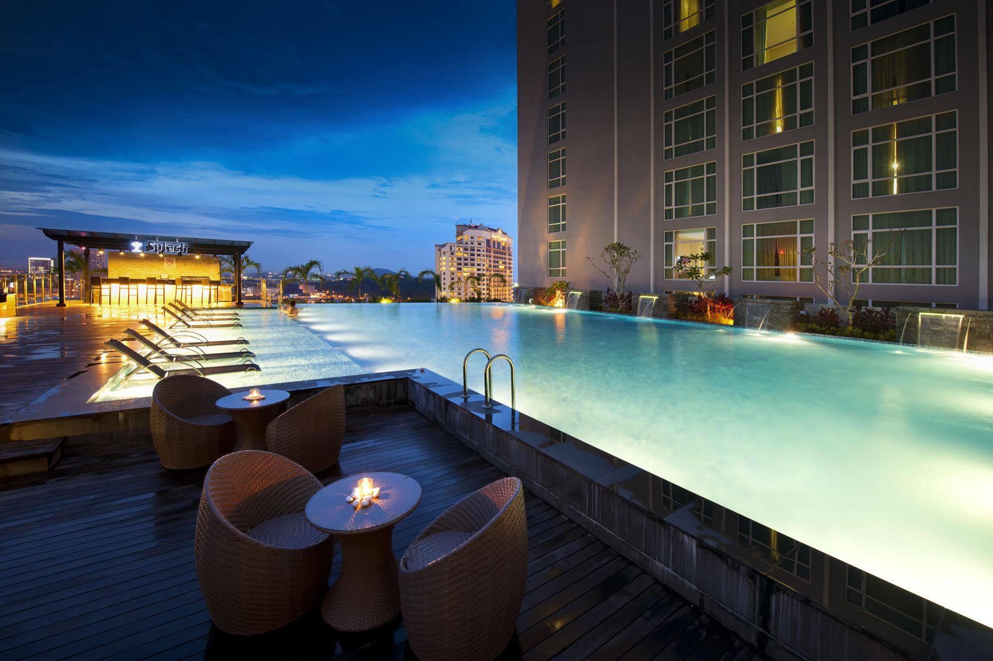Hatten Hotel Melaka Eksteriør billede The pool at the hotel