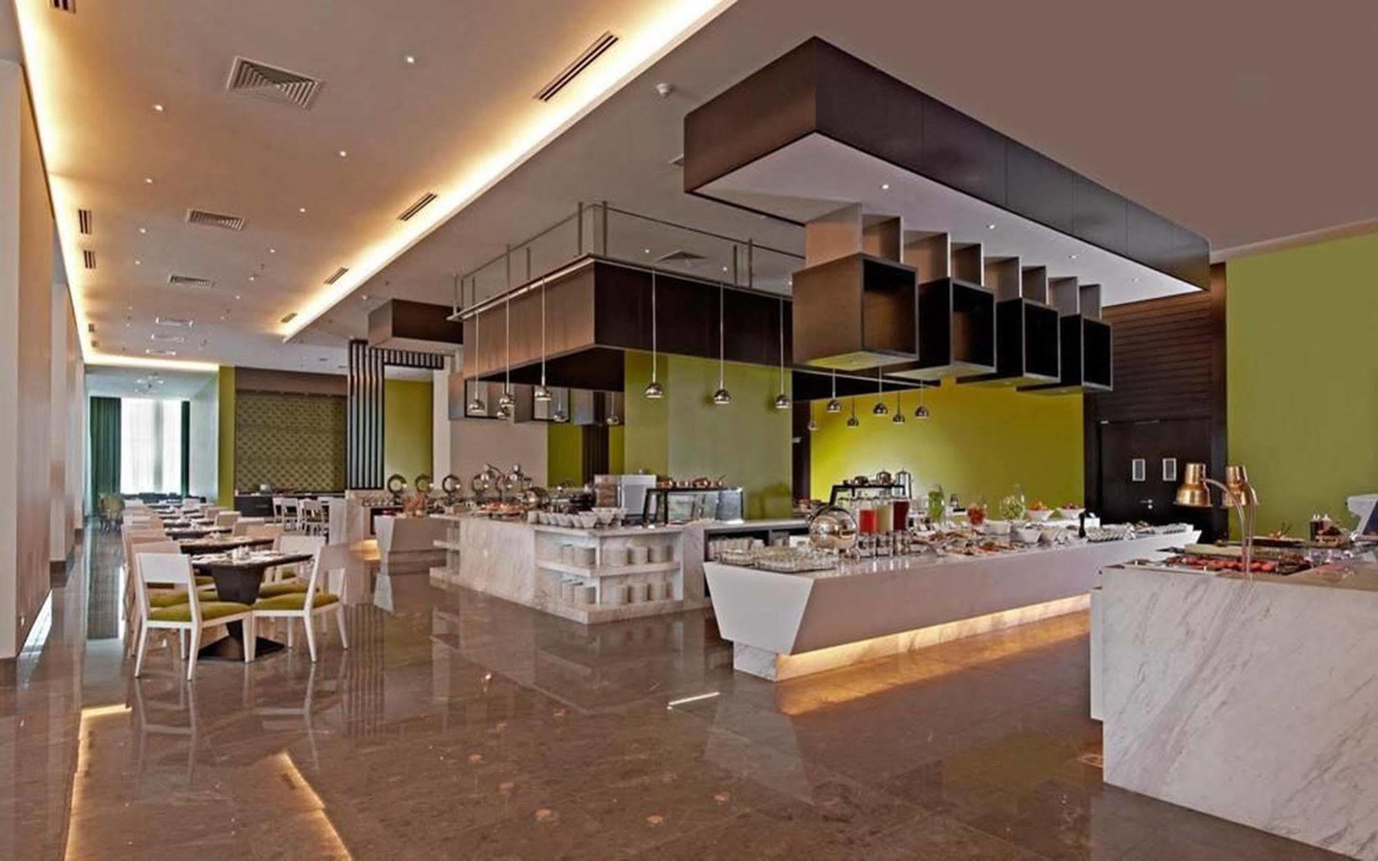 Hatten Hotel Melaka Eksteriør billede The restaurant