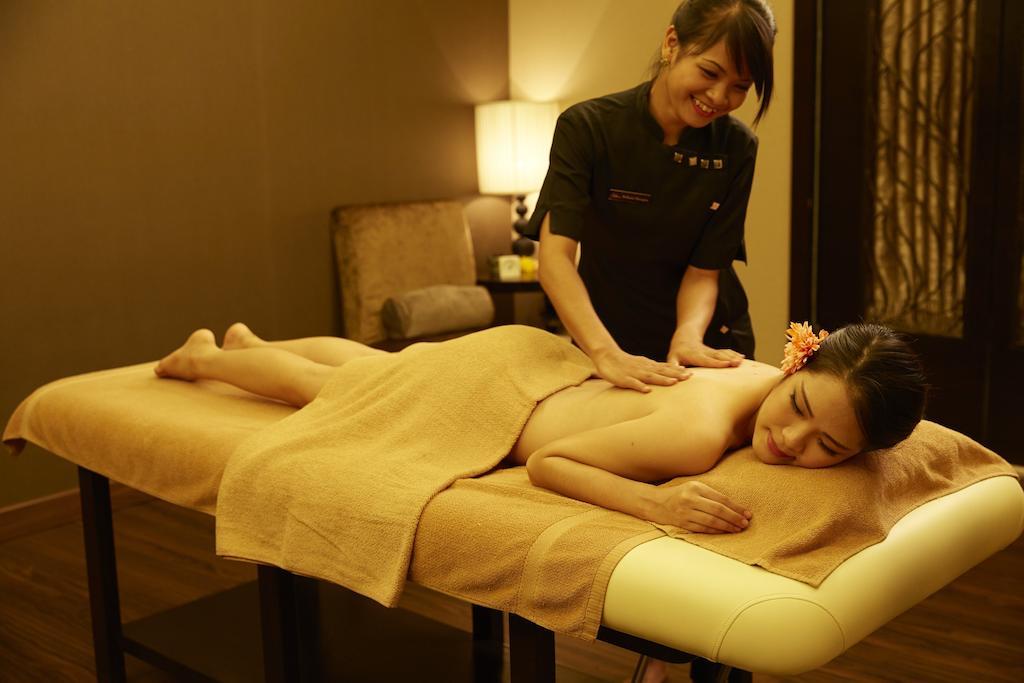 Hatten Hotel Melaka Eksteriør billede A woman receiving a massage