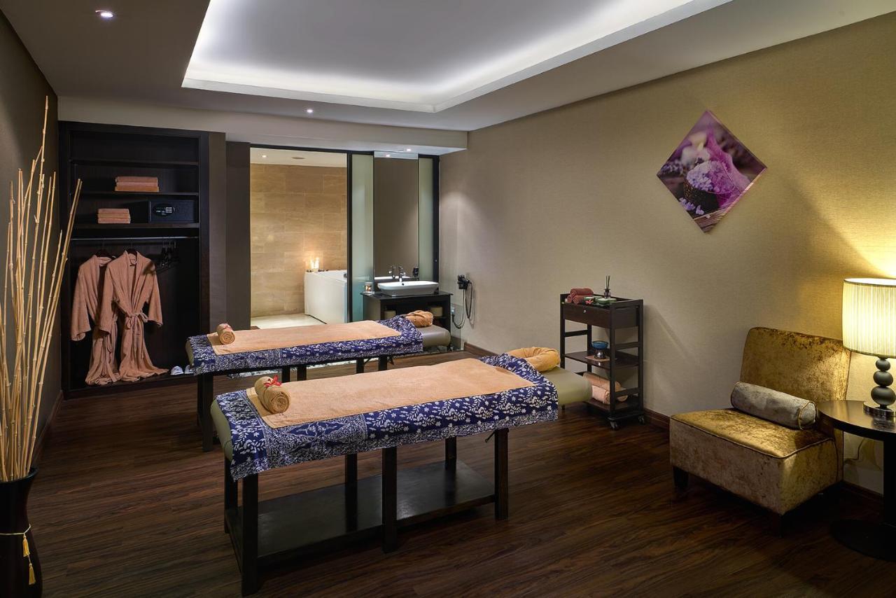 Hatten Hotel Melaka Eksteriør billede A massage room at a spa