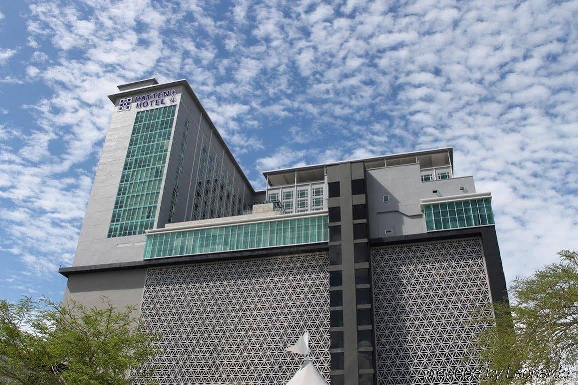 Hatten Hotel Melaka Eksteriør billede The hotel in 2015